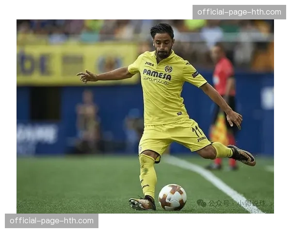 赛场花絮：西班牙人队主帅在比赛中因抗议判罚被红牌罚上看台。