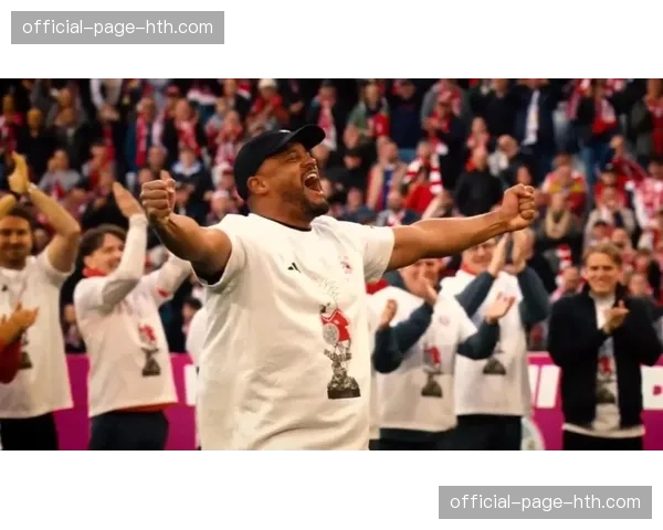 拜仁球员捧起沙拉盘瞬间，安联球场烟花绽放